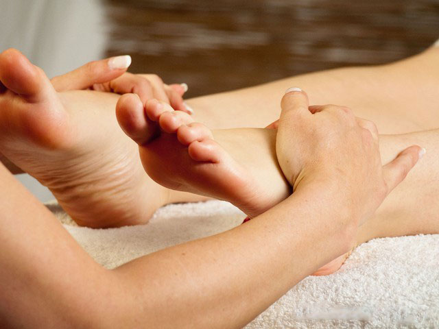 Massage loại bỏ tế bào chết với tinh chất muối biển