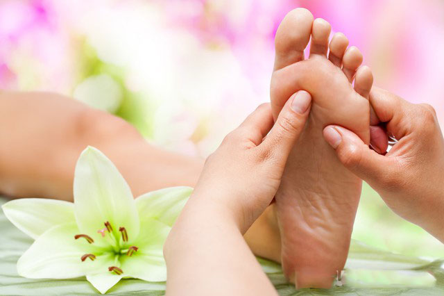massage đôi chân bằng tinh dầu chàm thiên nhiên