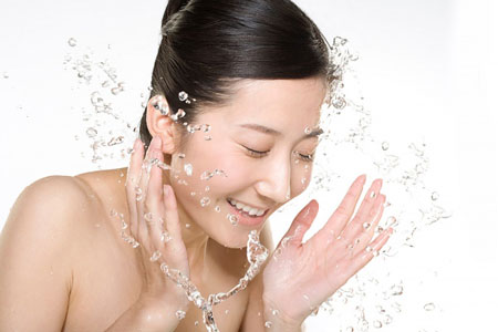 Rửa mặt bằng sửa rửa mặt giúp làm sạch bề mặt da